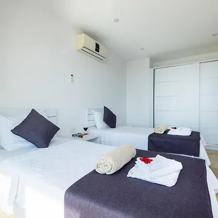 Sleeps 8 With Pool And Air Con