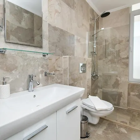 Sleeps 8 With Pool And Air Con