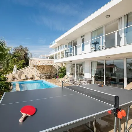 Sleeps 8 With Pool And Air Con